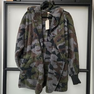 NWT MYSTREE PLUSH CAMO HOODED CARDIGAN. SZ OS